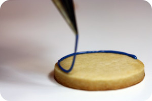 طريقة رسم الصور على الكيك - كعك و حلويات - piping-royal-icing-450 